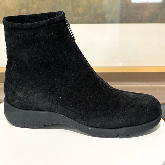 🌹LA CANADIENNE🌹 Lavender Black Ankle Boot Size: 5M - Picture 5 of 15